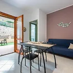 Bilocale Con Piscina A 아파트